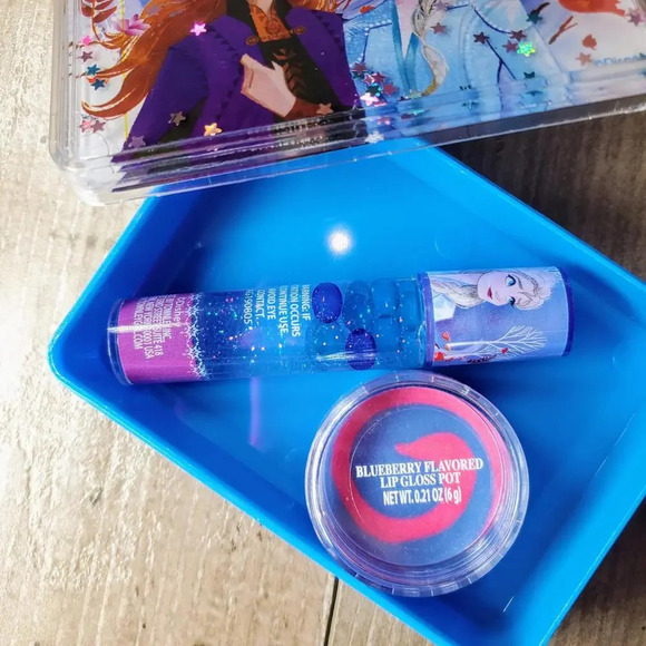 NWT Frozen 2 Cosmetic Case with Lip Gloss Bundle - Picture 6 of 14
